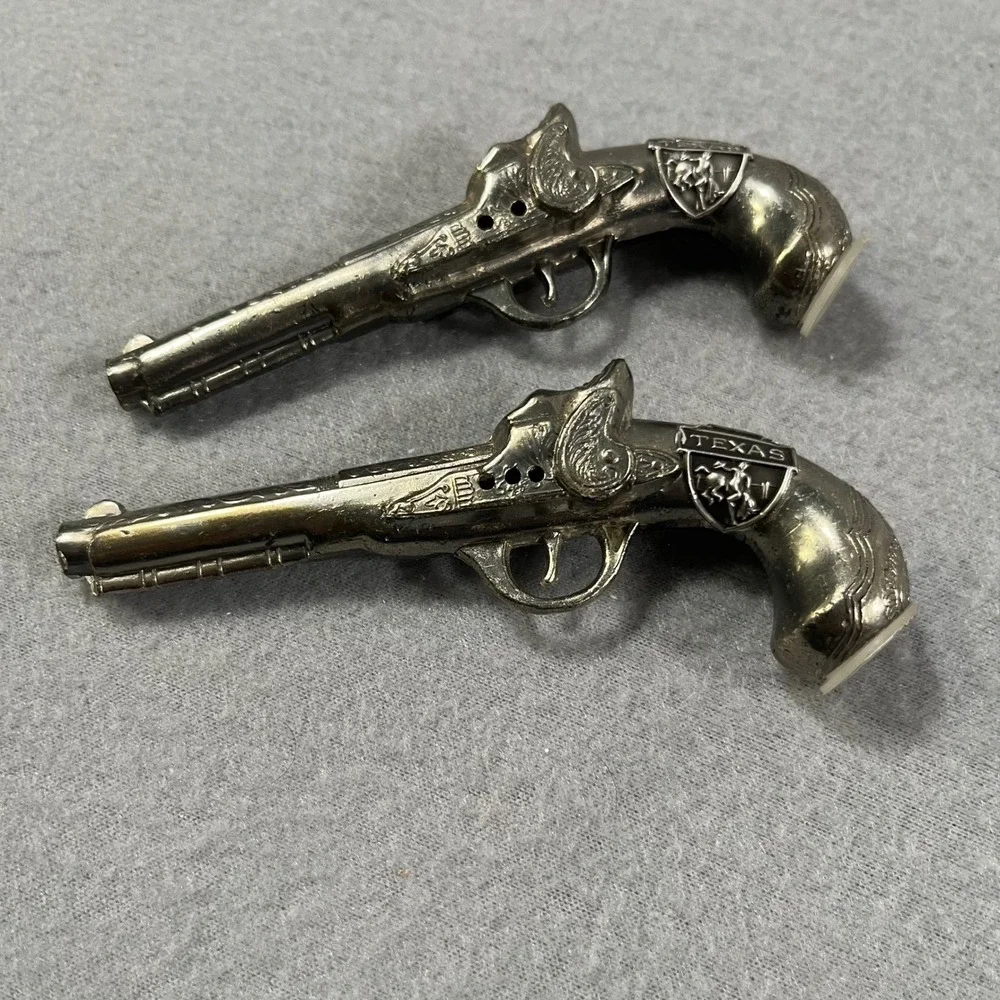Vintage Texas Revolver Pistols Salt‎ Pepper Shakers set Metal Western Decor
